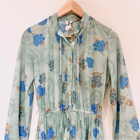 vintage Cinda green and blue long sleeve dress with floral patterns. - Picture 2 of 8